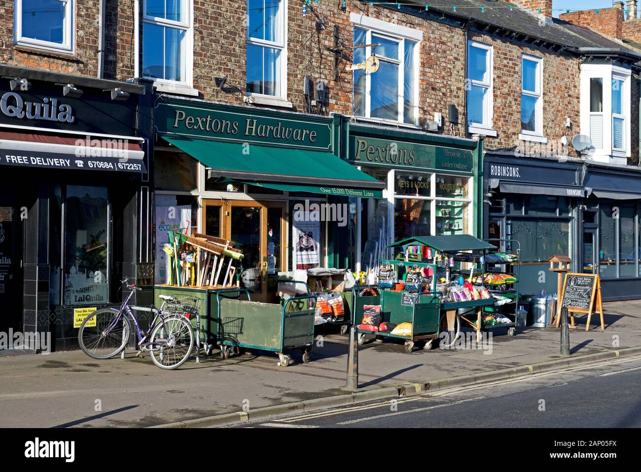 Geschäfte an der Bishopthorpe Road, York, North Yorkshire, England Großbritannien Stockfoto