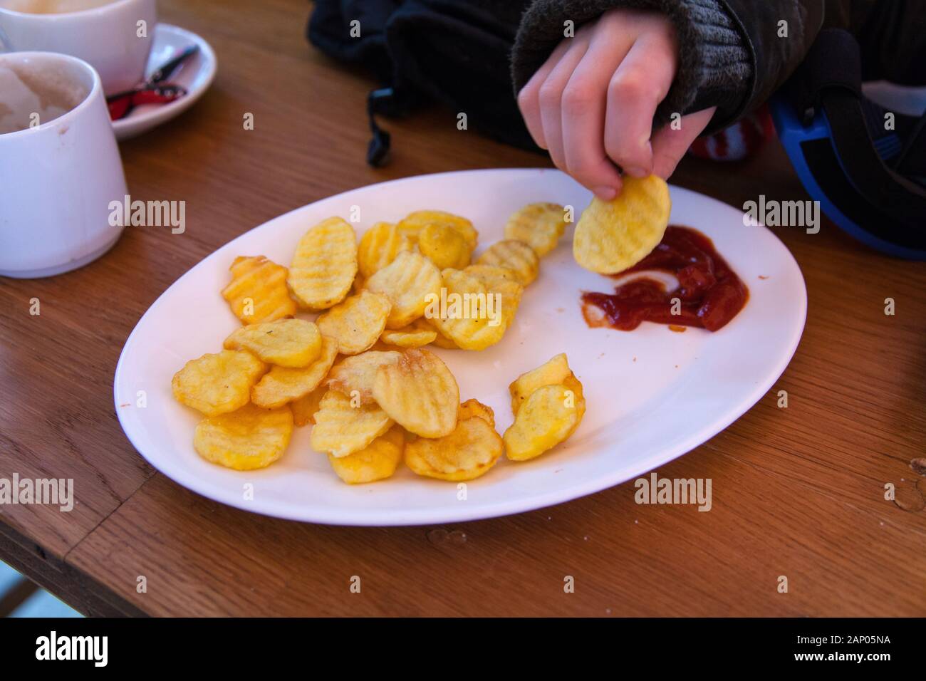 Kartoffelchips am Zauberg, Skigebiet, Semmering, Oberösterreich, Wiener alpen, Österreich. Stockfoto