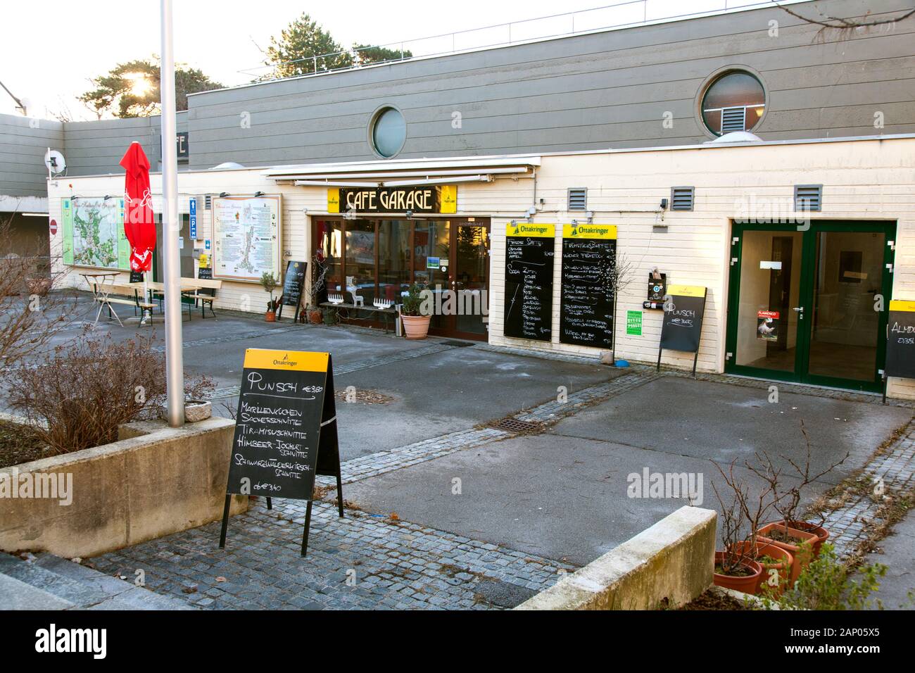 Cafe Garage Grinzing Wien Osterreich Stockfotografie Alamy