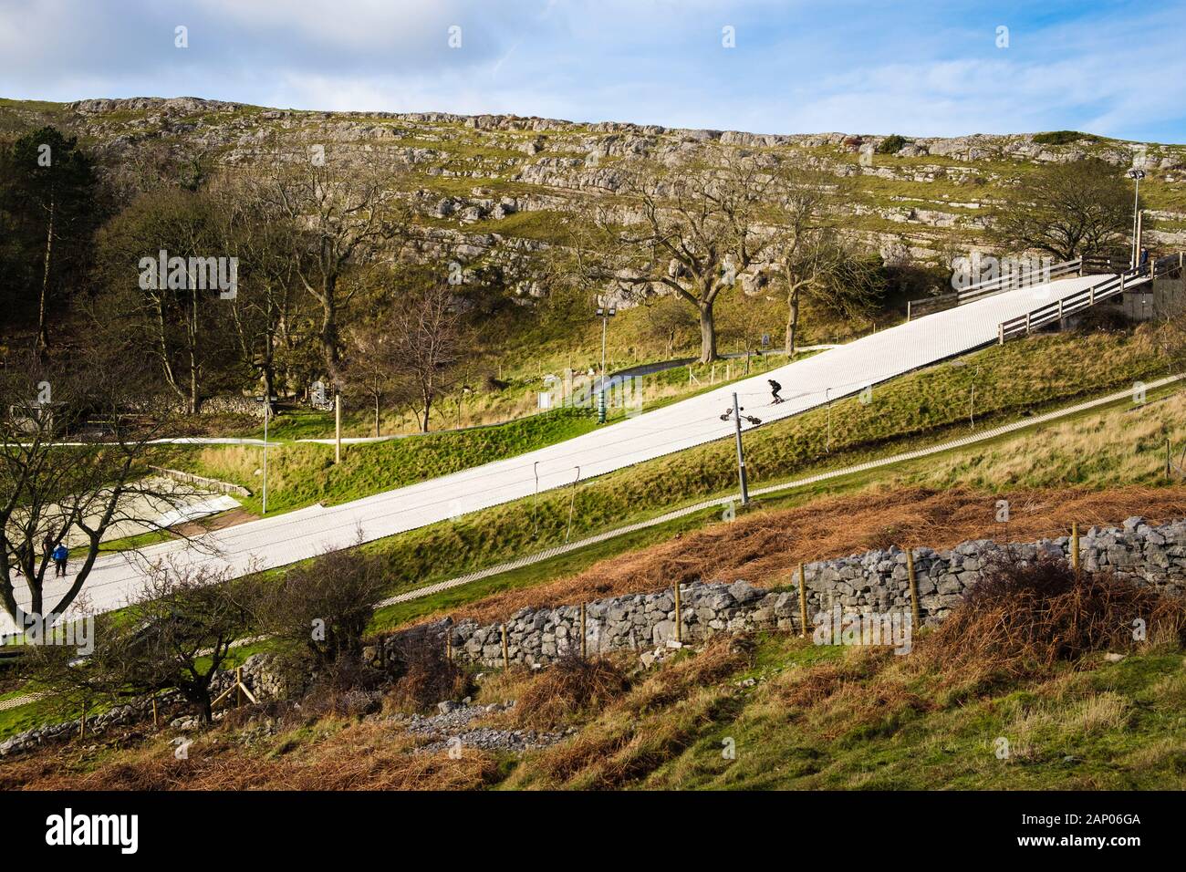 Blick auf künstliche chemische Skipiste in Happy Valley Gardens Ski Center auf Great Orme. Llandudno, Conwy, North Wales, UK, Großbritannien Stockfoto