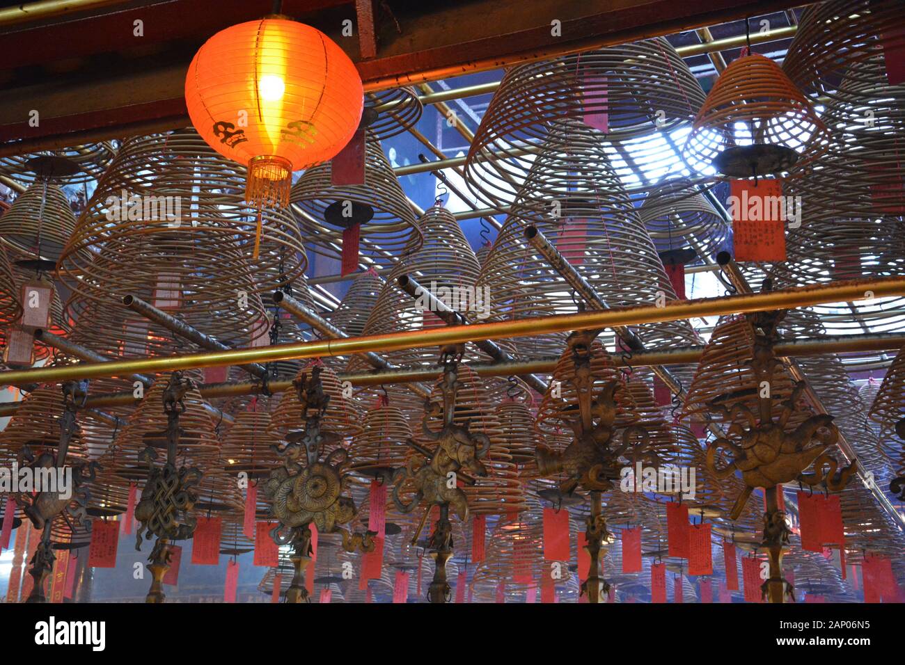 Das Sonnenlicht strömt durch die Räucherstäubchen im Zentrum des Man Mo Tempels in Hongkong. Stockfoto