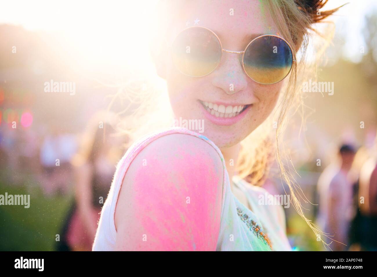 Glückliche Frau in Holi Farben Stockfoto