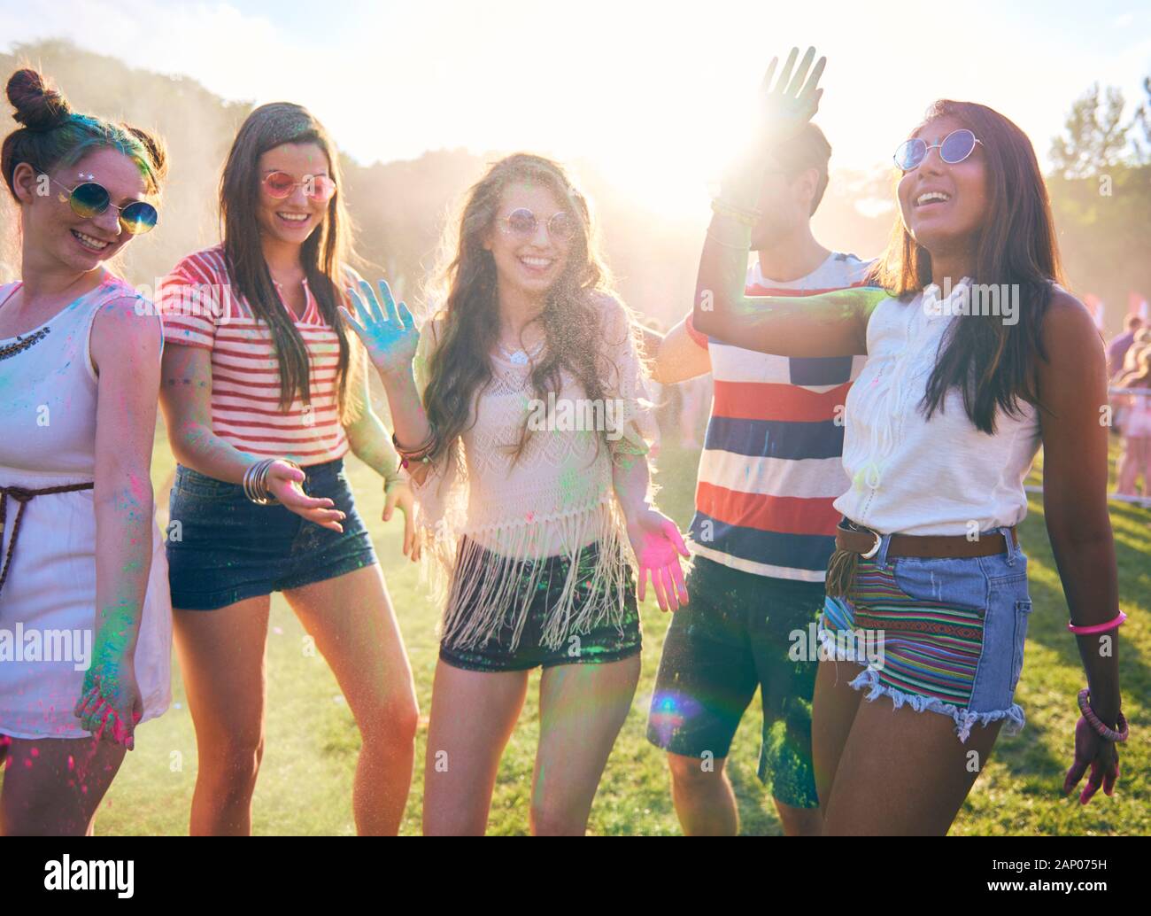 Gruppe von Menschen tanzen in Holi Farben Stockfoto
