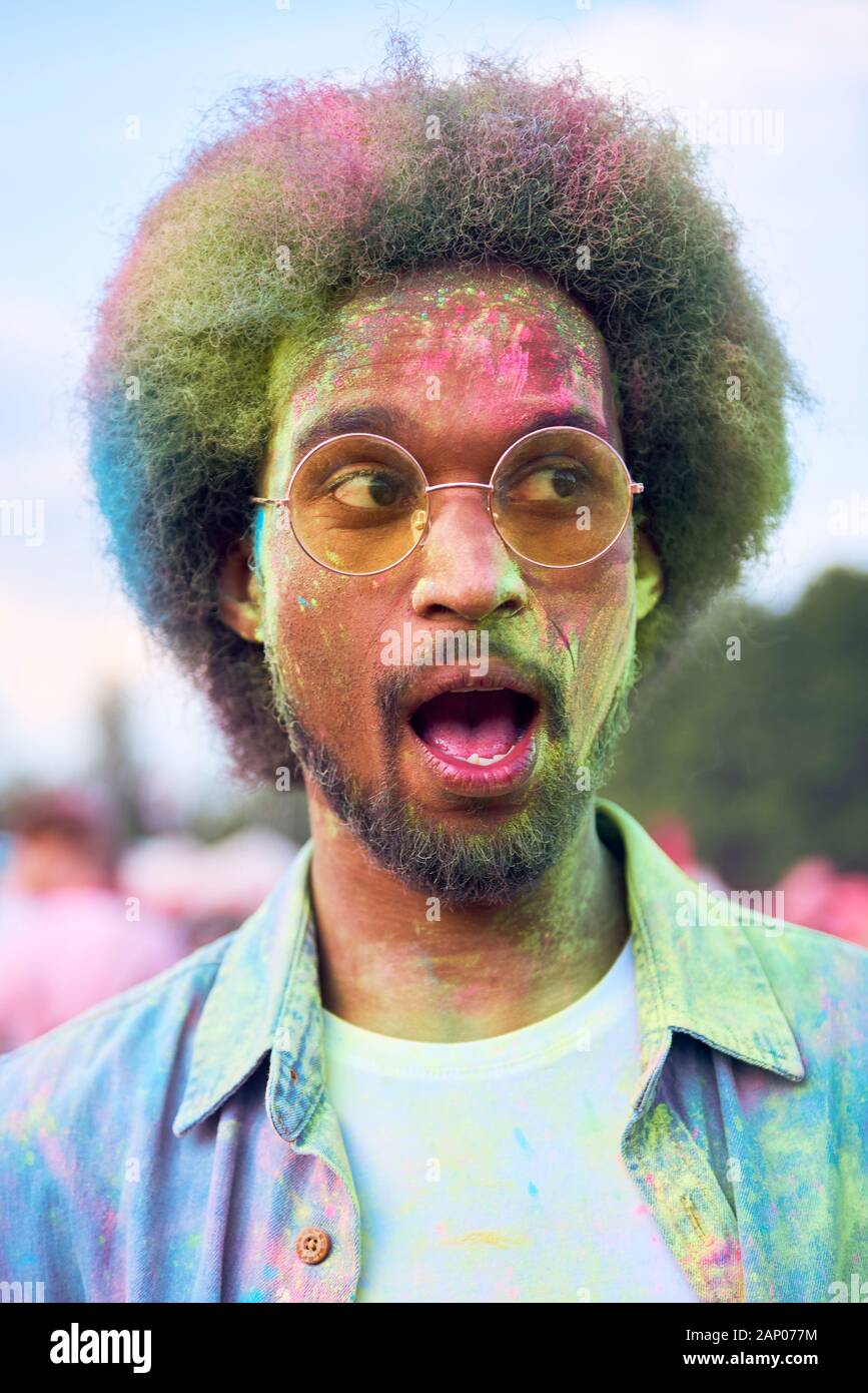 Afrikanischer Mann in Holi Farben auf dem Sommerfest Stockfoto
