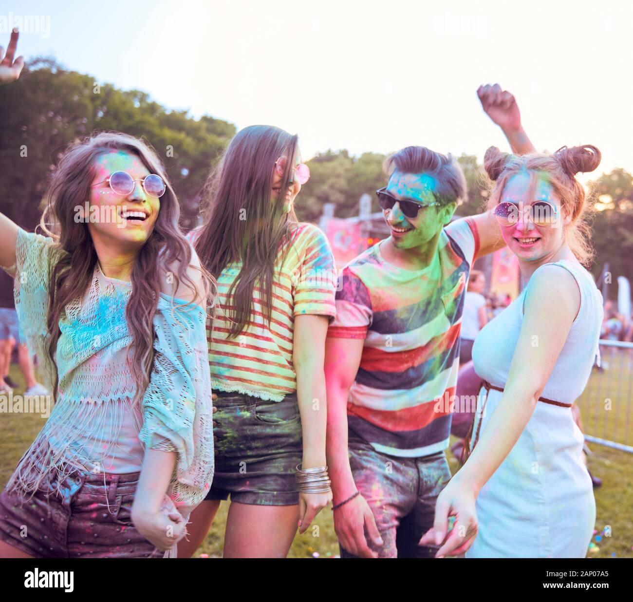 Gerne Freunde feiern Sommerfest Stockfoto