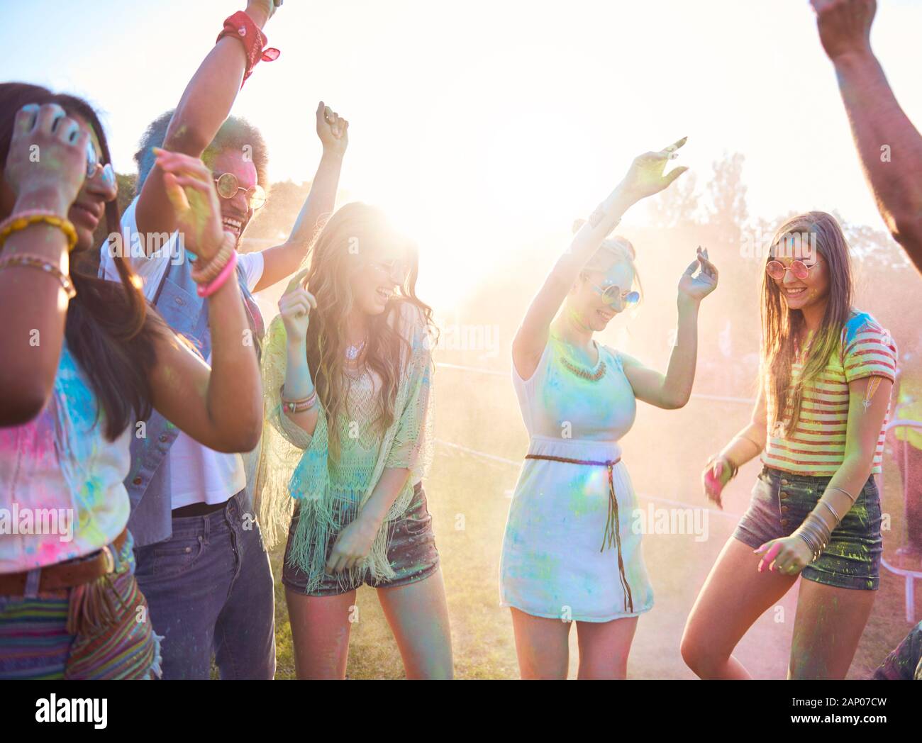 Freunde in Holi Farben feiern Festival auf frische Luft Stockfoto