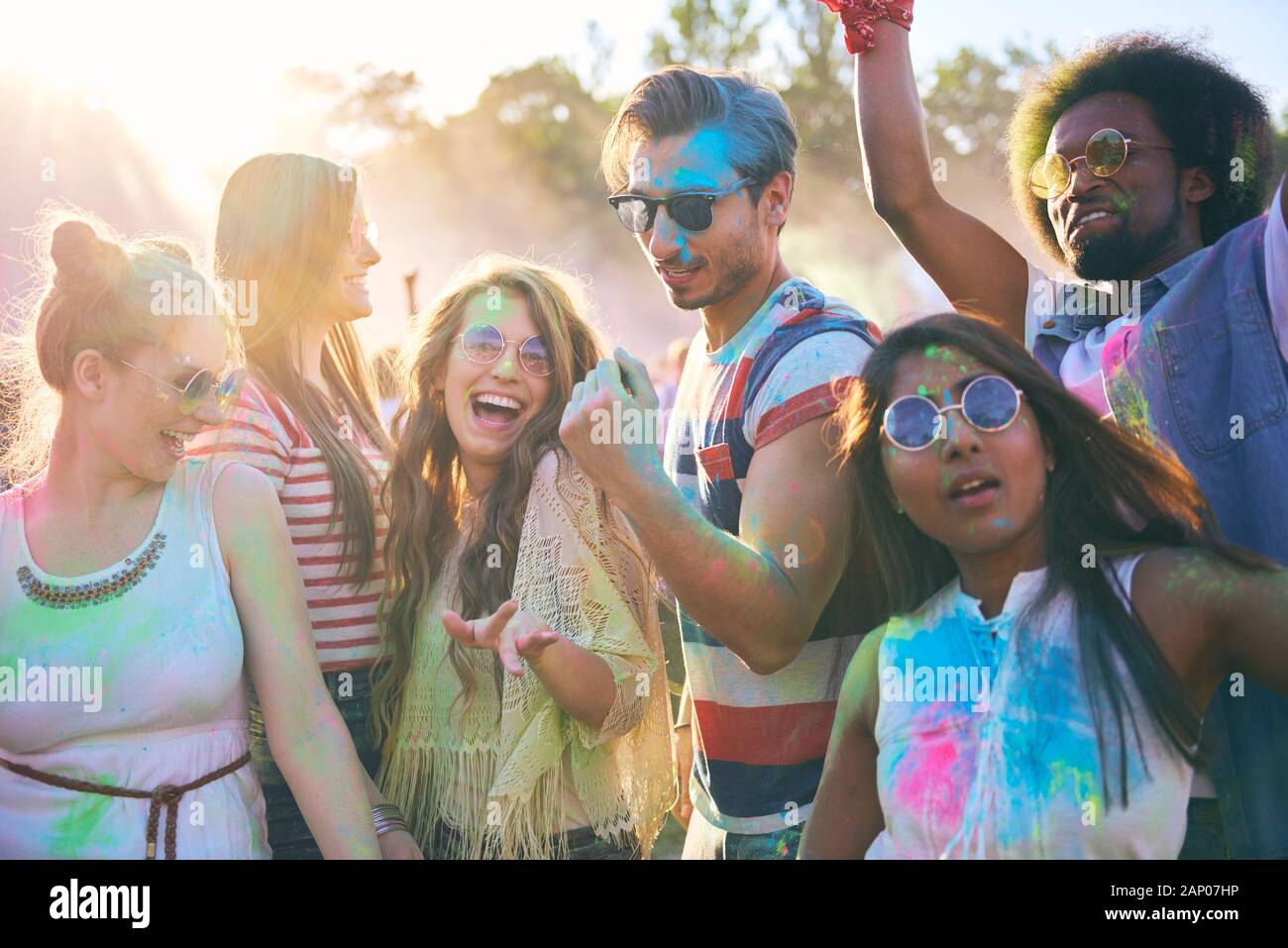 Gruppe von Menschen tanzen im Music Festival mit Farben Stockfoto