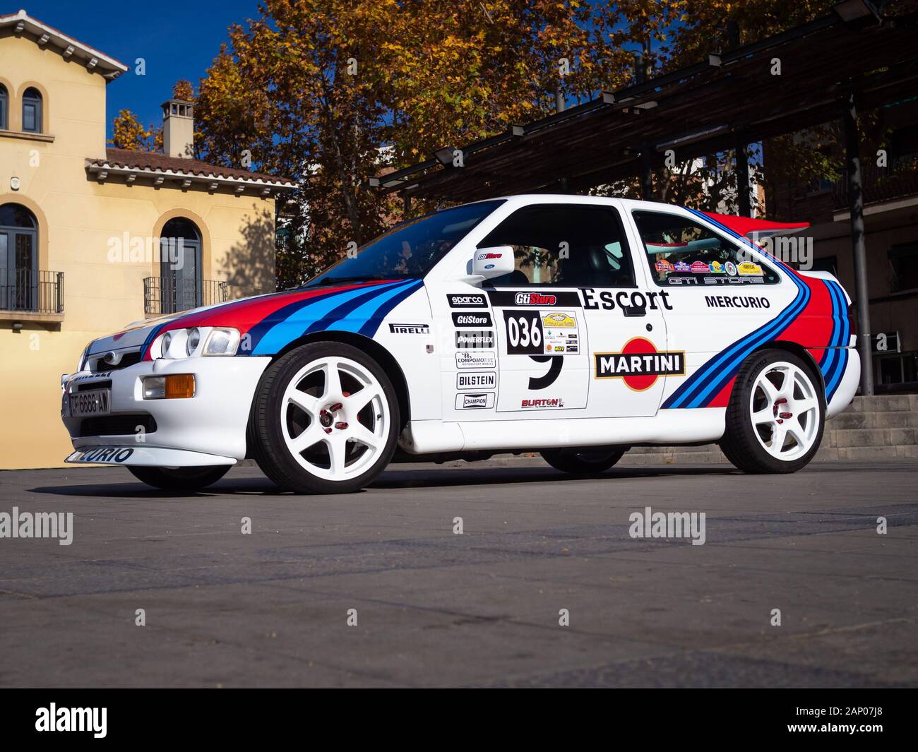 MONTMELO, SPANIEN - November 30, 2019: 1992 Ford Escort RS Cosworth in den Farben der Martini Racing, Seitenansicht Stockfoto