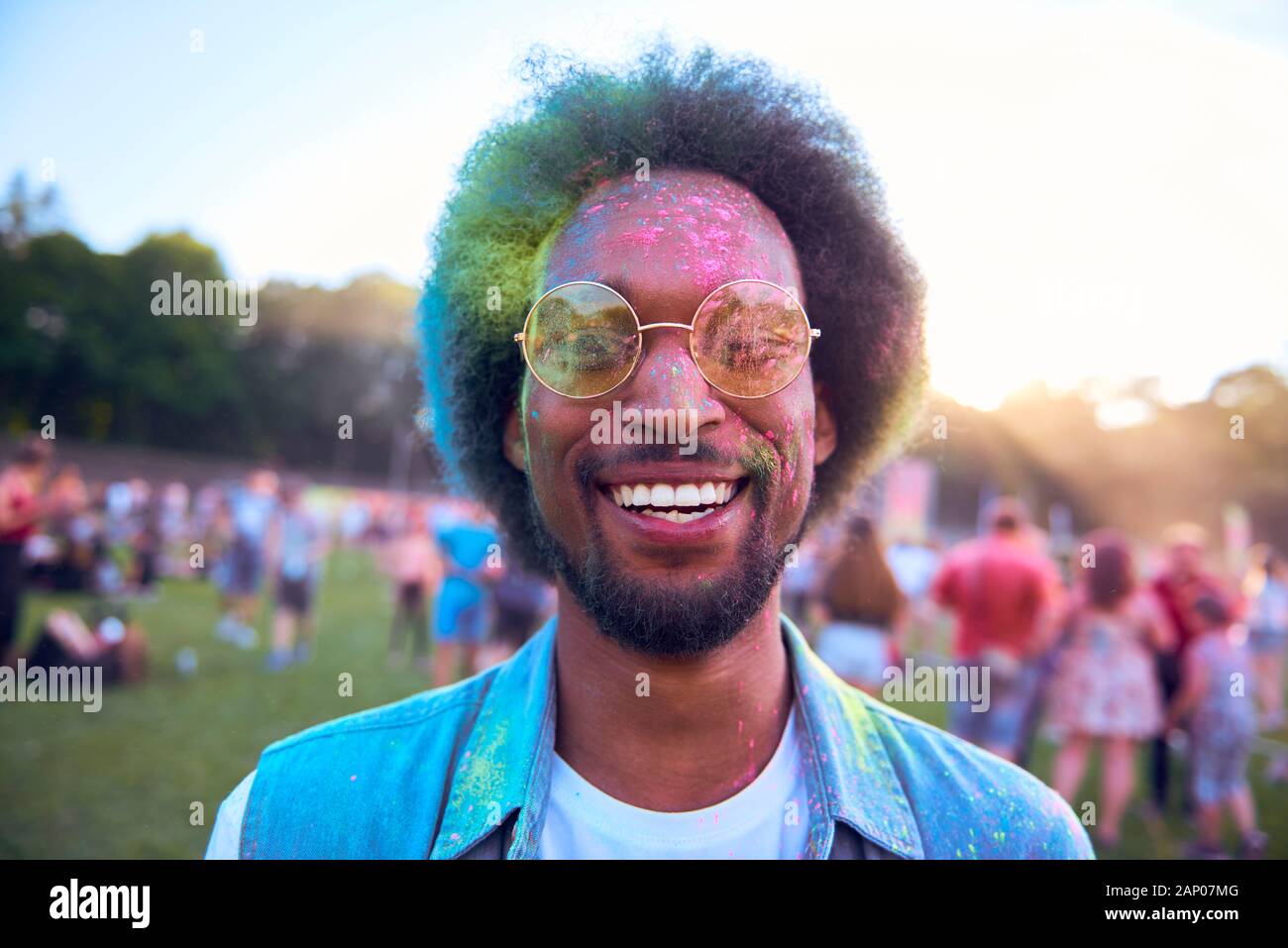 Lächelnd afrikanischen Mann in Holi Farben Stockfoto