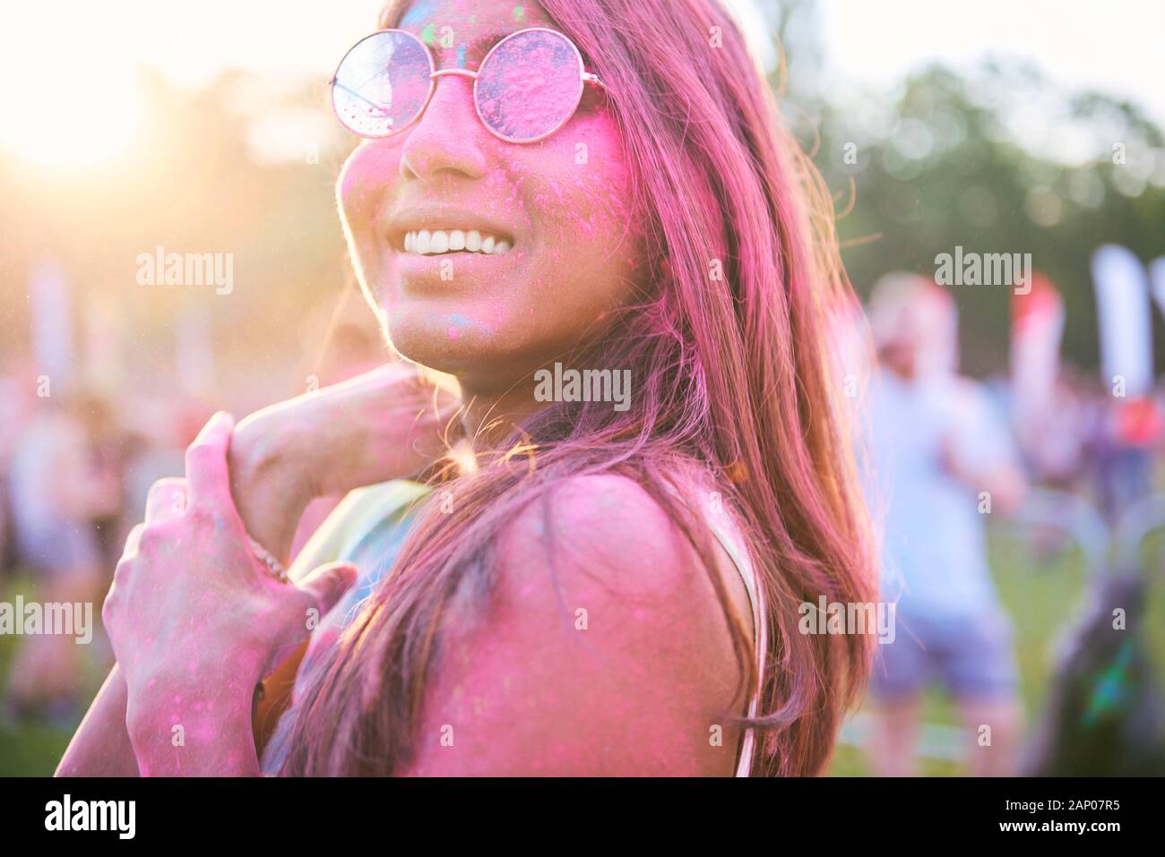 Bunte Mädchen während des Festivals Stockfoto