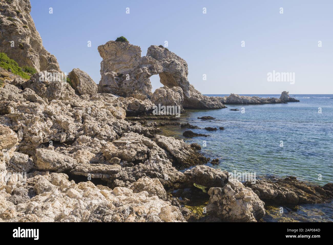 Landschaft von Grande Blau Stegna Beach (Geheimer Strand), Rhodos, Griechenland Stockfoto