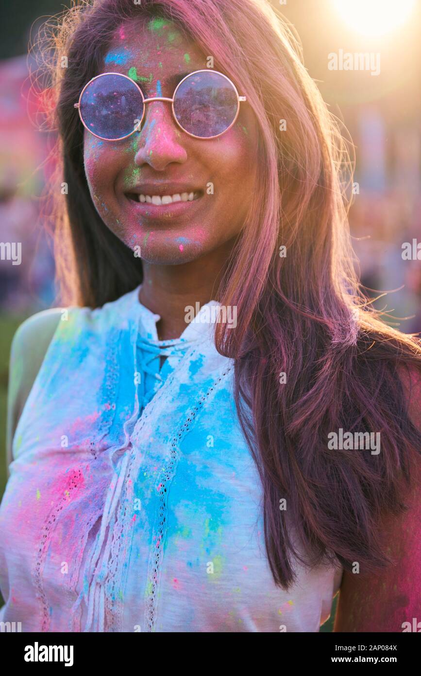 Gerne afrikanische Frau in Holi Farben auf dem Sommerfest Stockfoto