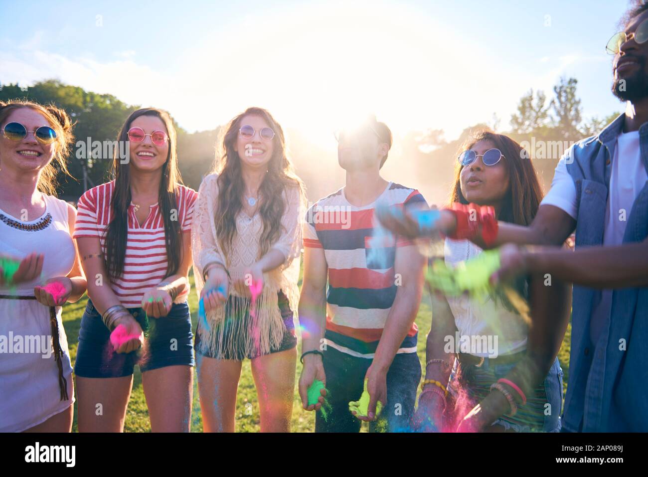 Freunden starten eine Party an der frischen Luft Stockfoto