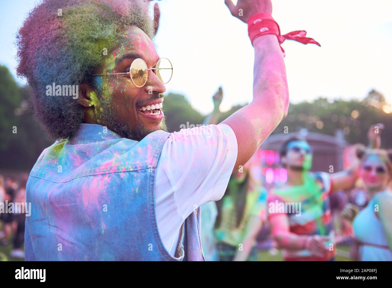 Afrikanischer Mann in Holi Farben tanzen während Music Festival Stockfoto
