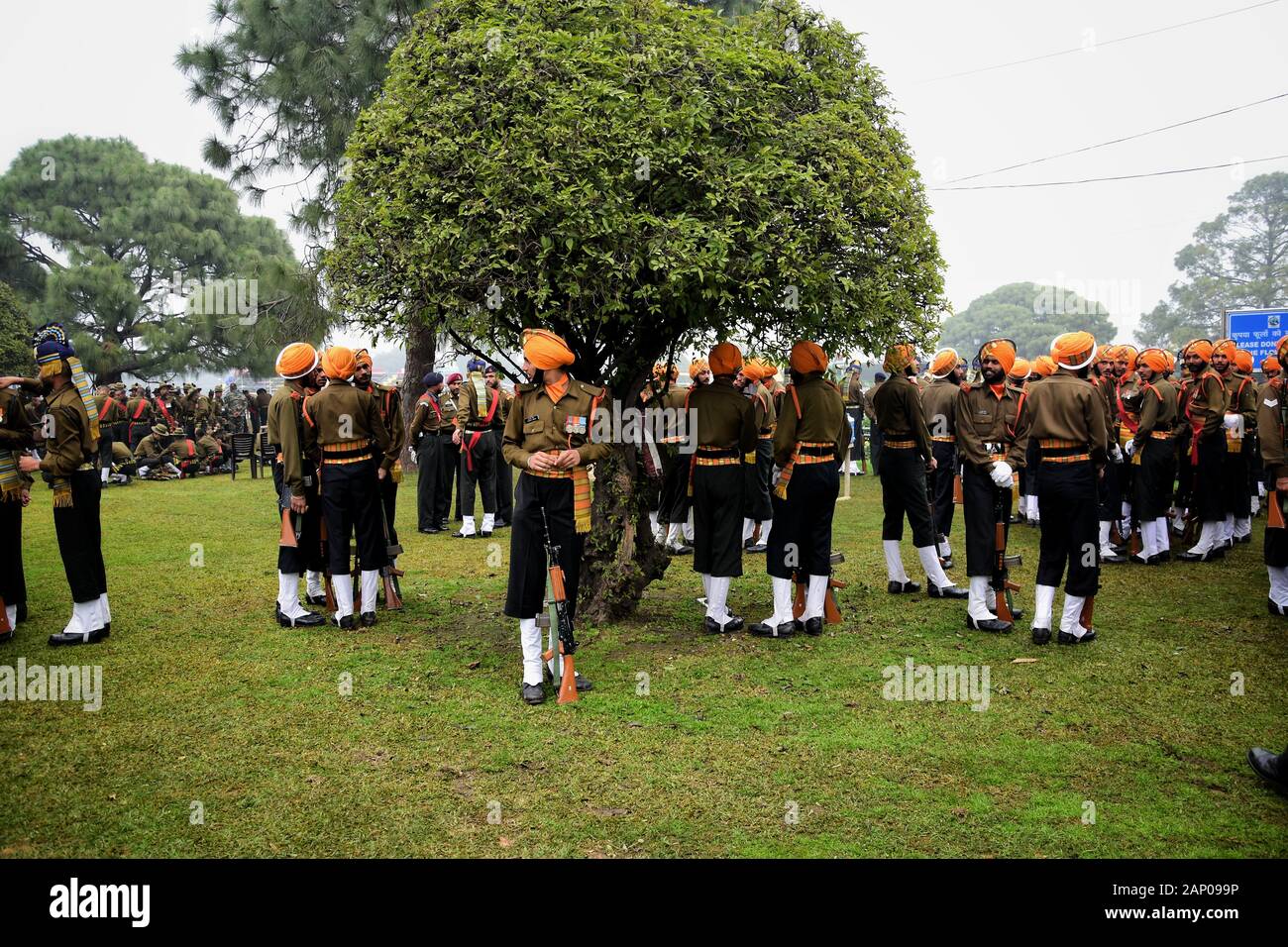 Soldaten sammeln während der Proben für die kommende Veranstaltung in Delhi. Republik Day Parade 2020 Proben im Rajpath in Neu Delhi statt. Aufgrund der Republik Day Parade Proben, Strecken wie Rajpath, Rajendra Prasad Straße, Janpath, ferozeshah Straße, Motilal Nehru Marg, Akbar Straße und Tughlaq Straße erwartet starken Verkehr zu sehen. Stockfoto