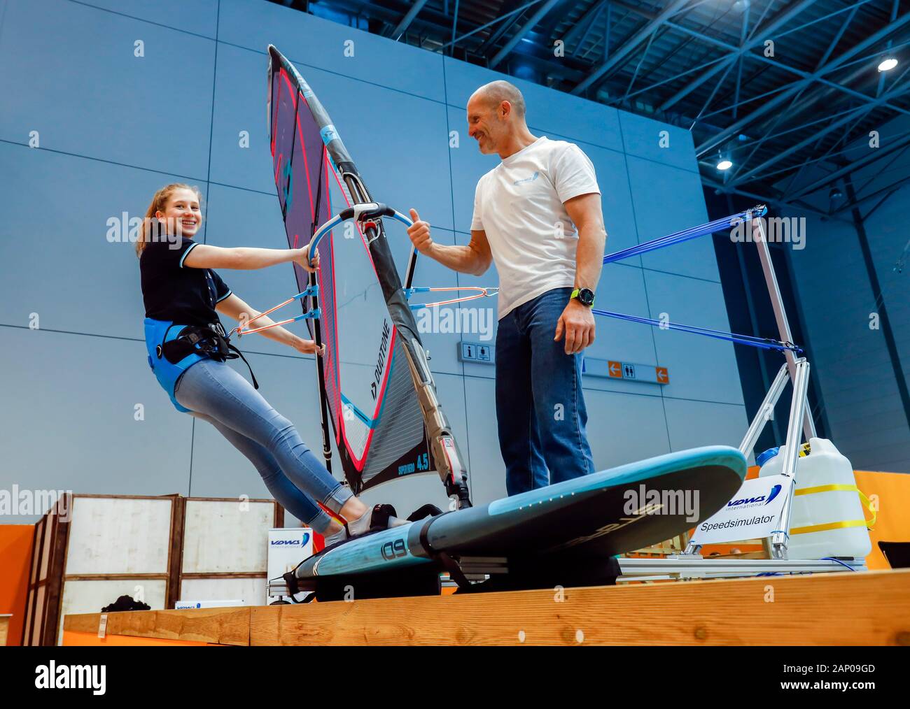 Düsseldorf, Nordrhein-Westfalen, Deutschland - Messe boot Düsseldorf, Modell Lea stellt mit einem surflehrer auf dem Surf Simulator. Düsseldorf, Nordr Stockfoto