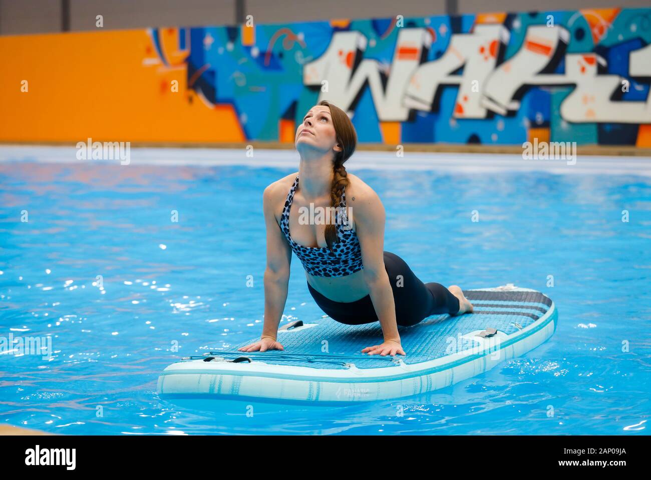 Düsseldorf, NordrheinWestfalen, Deutschland Messe boot Düsseldorf, Yoga Modell stellt sich