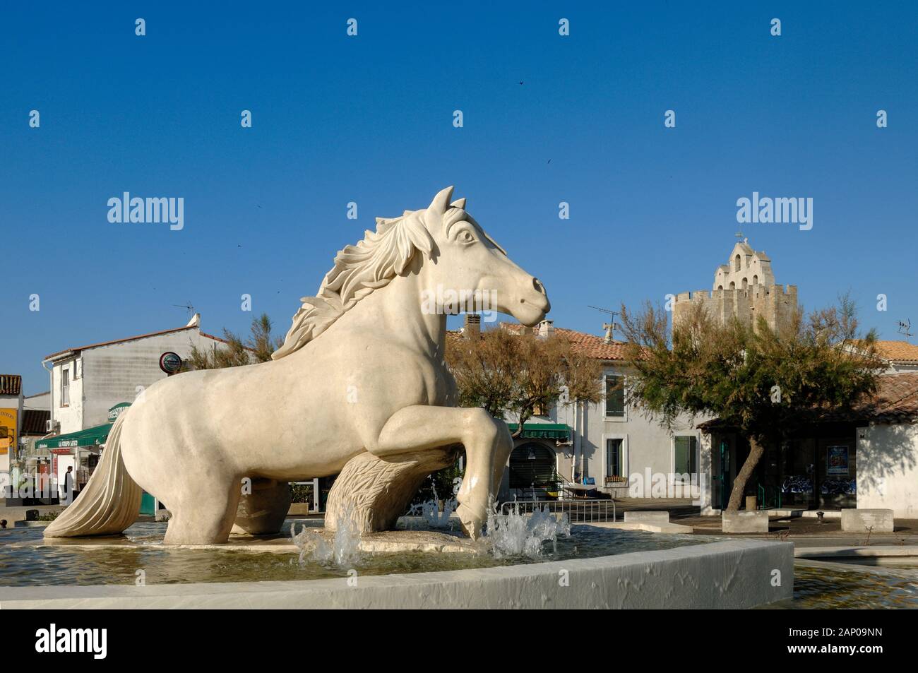 White Horse Statue & Kirche Les Saintes-Maries-de-la-Mer Camargue Provence Frankreich Stockfoto