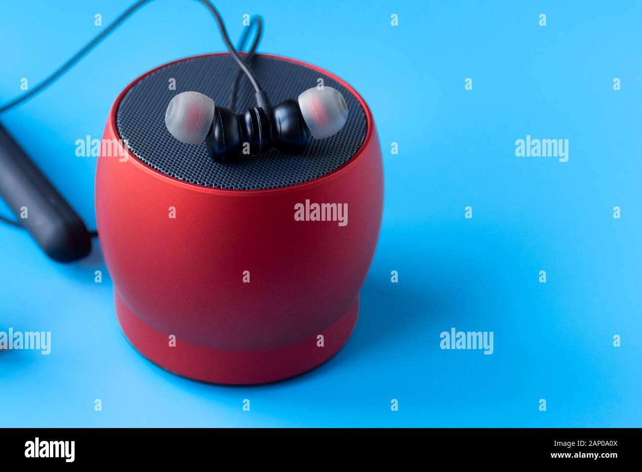 Drahtlose Geräte für das Telefon, schwarze Kopfhörer und einen roten Lautsprecher. Headset für Telefon Stockfoto