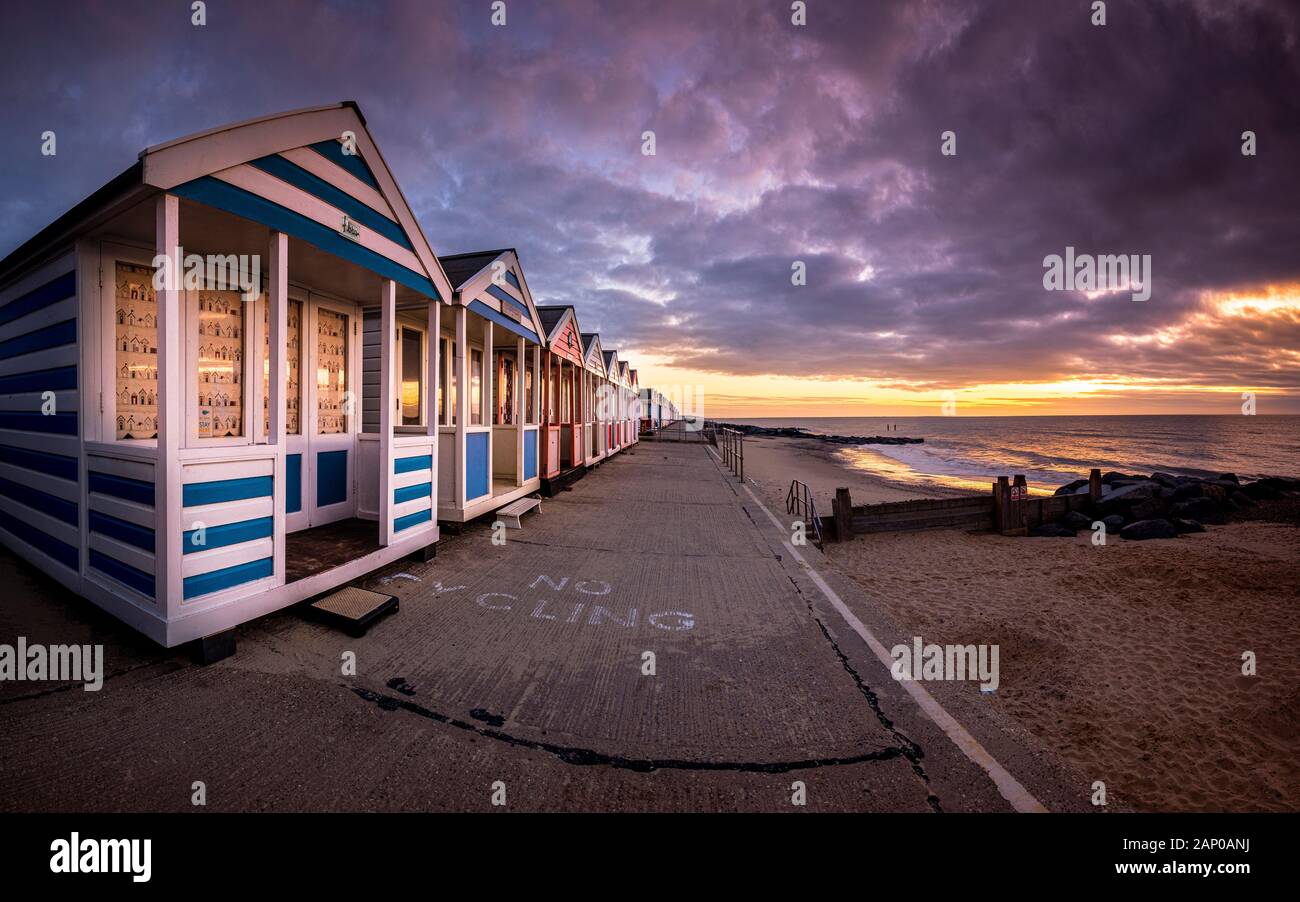 Umkleidekabinen am Strand an der Promenade von Southwold. Stockfoto