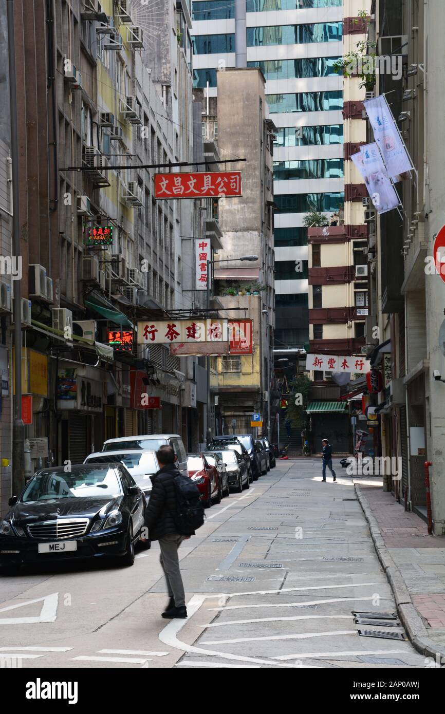 Eine Straße in der Stadt im Sheng Wan-Gebiet von Hongkong. Stockfoto