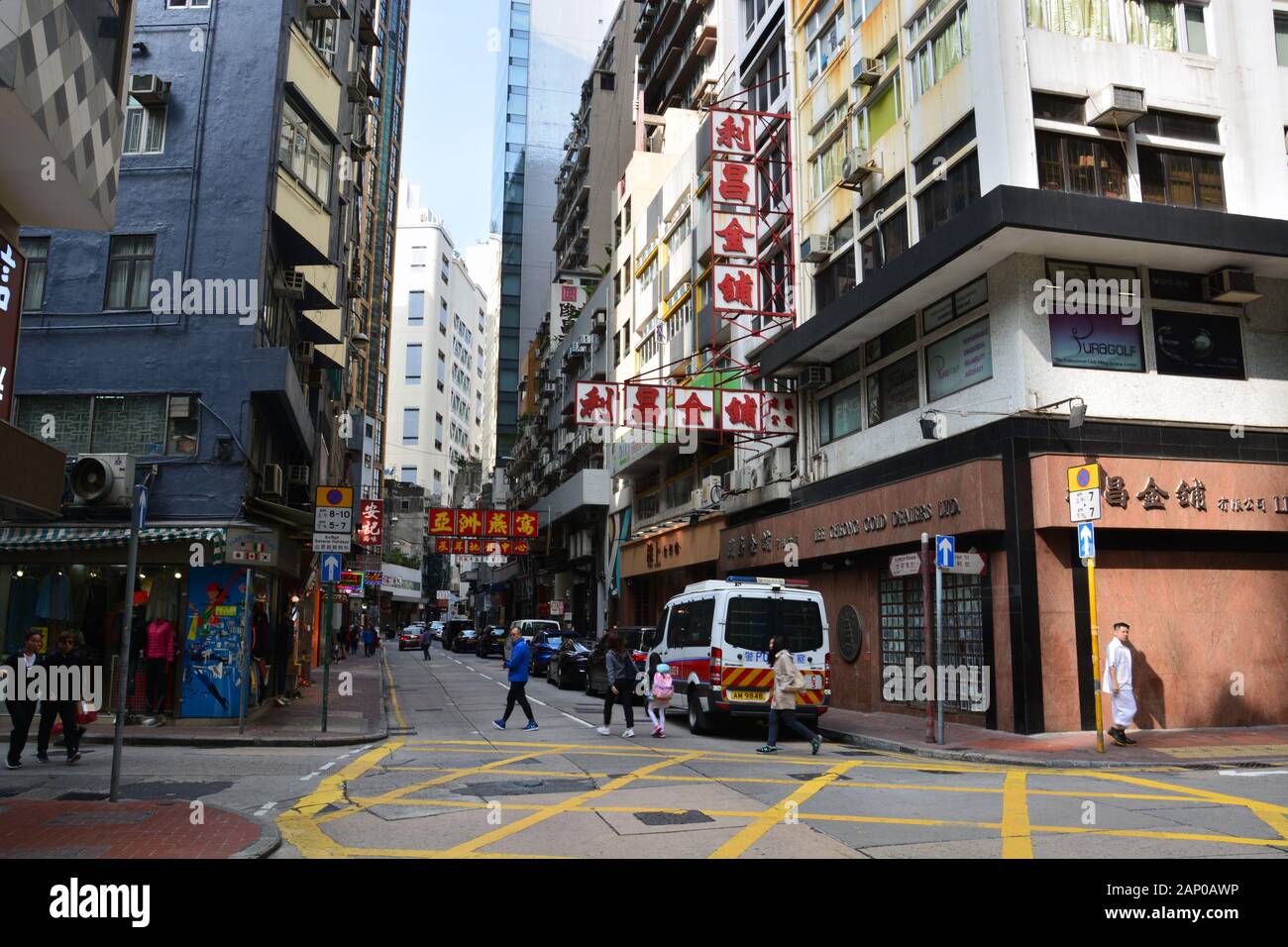 Eine Straße in der Stadt im Sheng Wan-Gebiet von Hongkong. Stockfoto