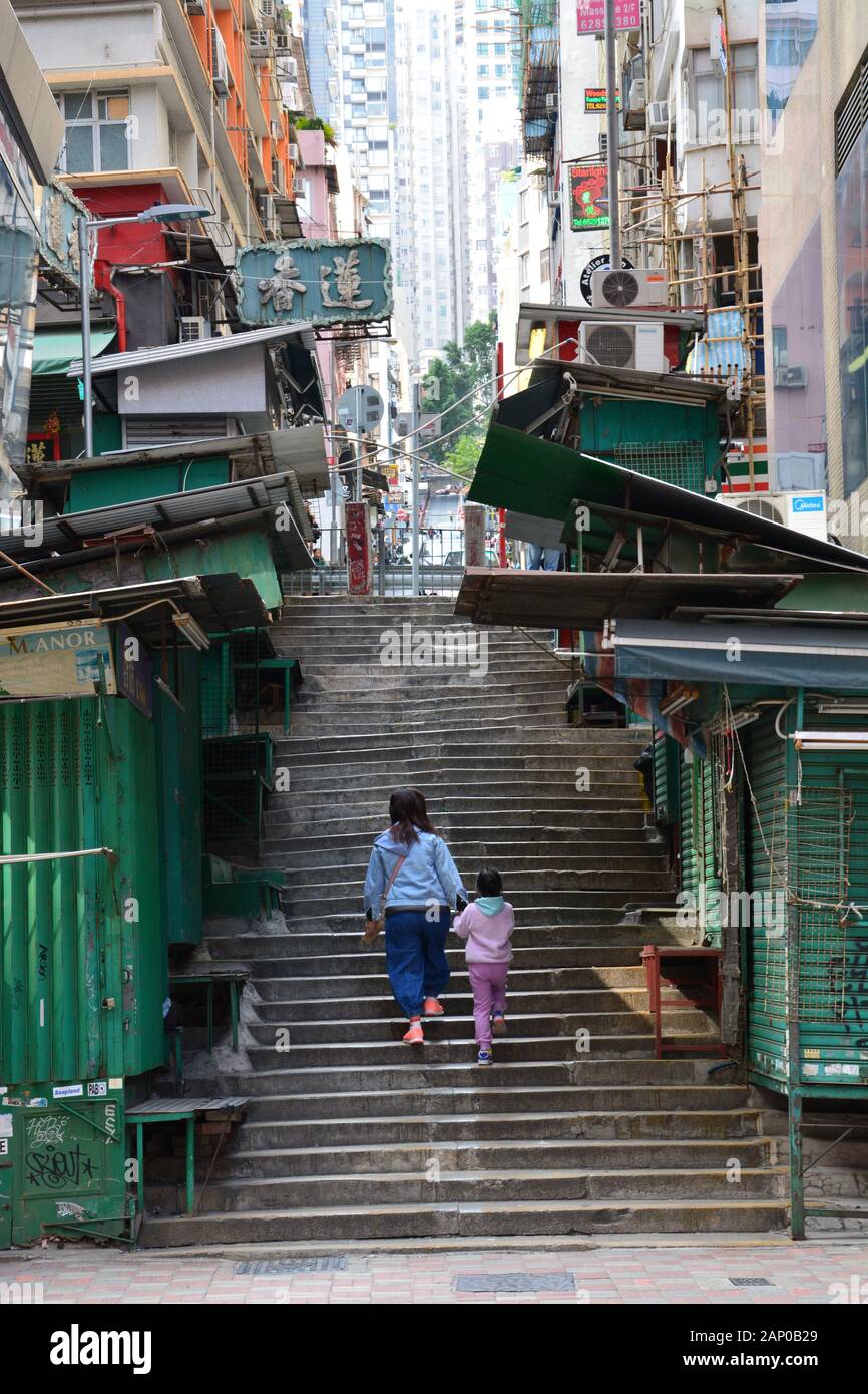 Eine schmale Treppe hoch auf dem Hügel in der gritzigen Sheung Wan-Nachbarschaft von Hongkong. Stockfoto