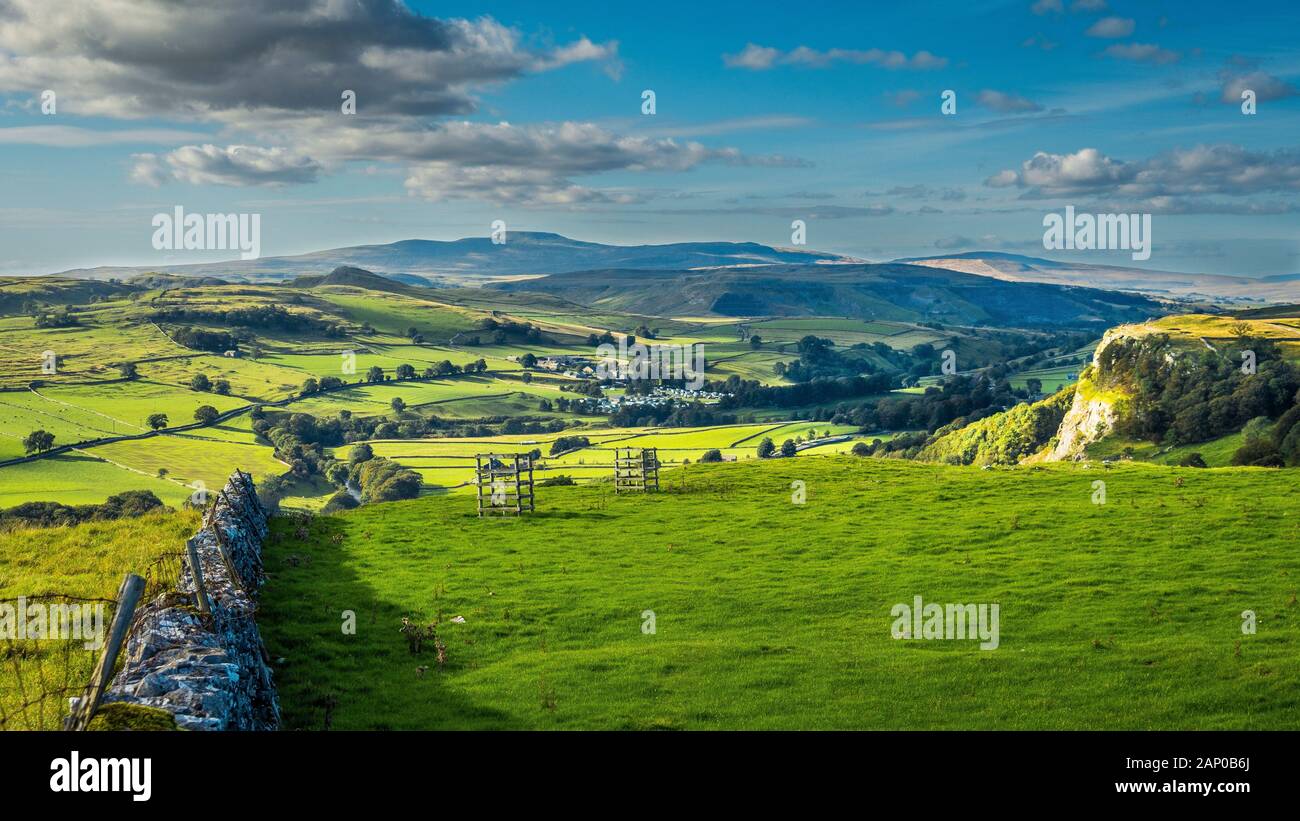 Blick über die Yorkshire Dales moorland zu Widdale fiel. Stockfoto