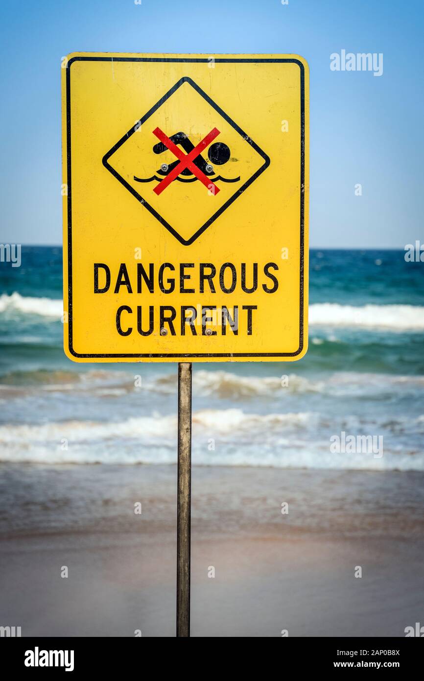 Gefährliche aktuelle Warnzeichen für Schwimmer am Strand Stockfoto