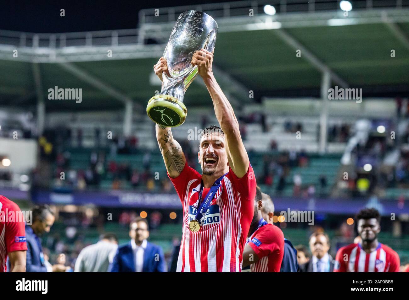 Stefan Savic von Atletico Madrid hält eine Trophäe, nachdem er den UEFA Super Cup 2018 zwischen Real Madrid und Atletico Madrid in einem Le Coq Arena in Tallinn (Endstand; Real Madrid 2:4 Atletico Madrid) Stockfoto