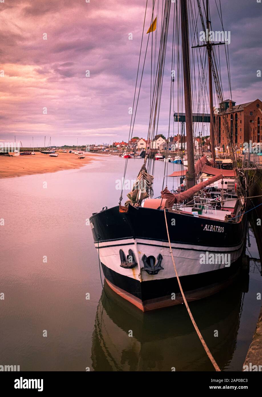 Der Albatros ist ein ehemaliger niederländischer Frachter 1899 gebaut als ein Nordsee Haarschneider und jetzt ein Restaurant und BnB. Stockfoto