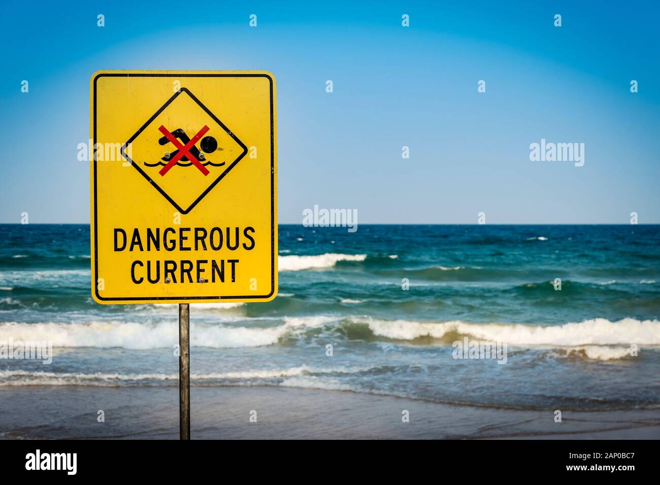 Gefährliche aktuelle Warnzeichen für Schwimmer am Strand Stockfoto