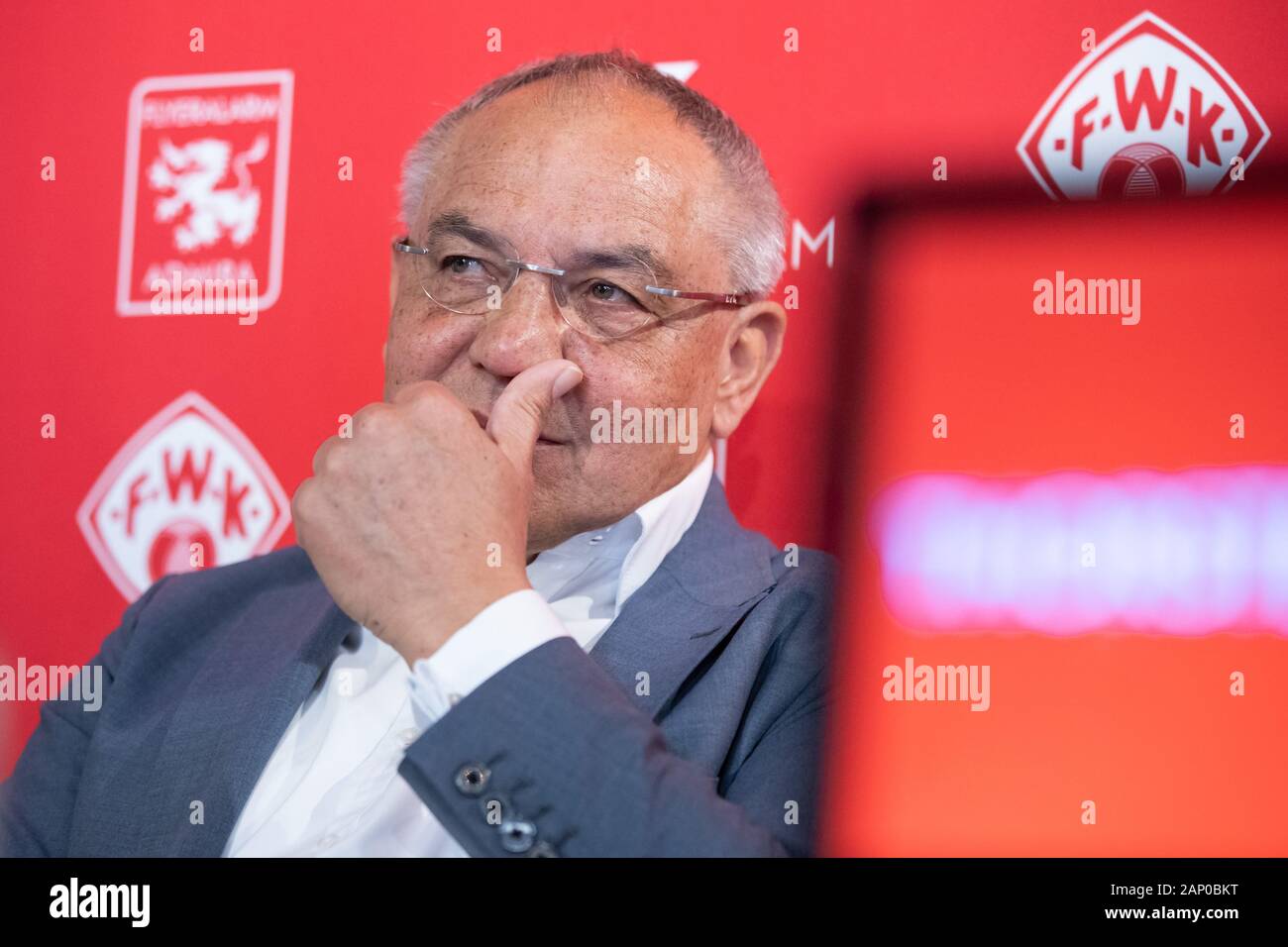 20. Januar 2020, Bayern, Würzburg: Felix Magath, ehemaliger internationaler Player und Fußballtrainer, spricht bei einer Pressekonferenz über seine neue Rolle als CEO von Flyeralarm Global Fußball. Der 66-jährige kehrt zum Fußball als offizieller und gleichzeitig endet das Coaching Kapitel für sich. Der Eingeborene von Aschaffenburg wird in Zukunft auf der Suche nach der dritten Division team Würzburger Kickers und FC Admira Wacker Mödling aus Österreich. Die Online Druckerei Flyeralarm unterstützt beide Vereine finanziell und ist auch der Namensgeber der Bundesliga der Frauen. Foto: Daniel Karmann/dpa Stockfoto