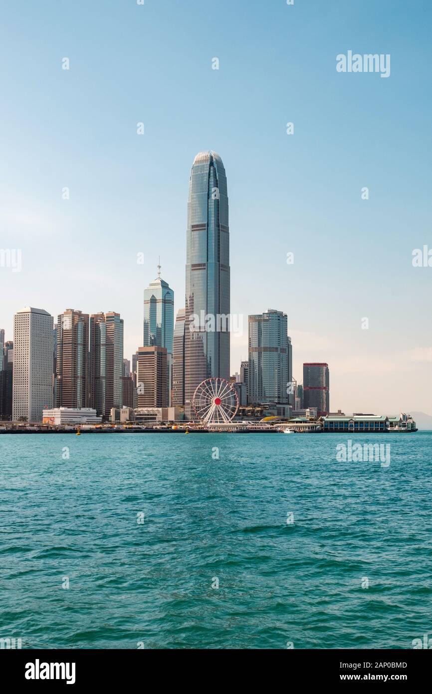HongKong, China - November, 2019: Küste und die Skyline von Hong Kong Island Geschäftsviertel und den Victoria Harbour Stockfoto