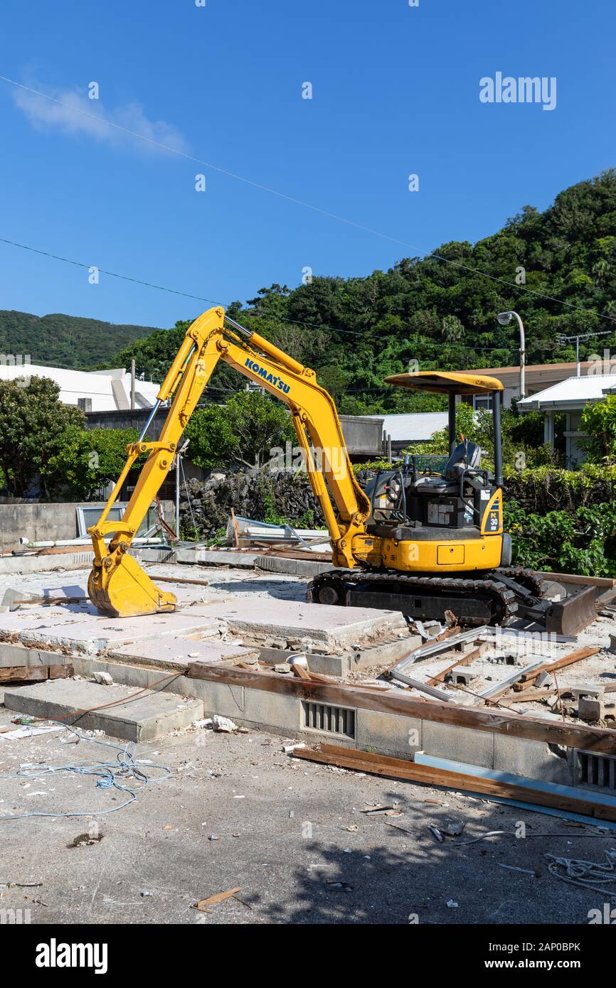 Komatsu PC 30 MR hydraulische Mini Bagger unter die Überreste eines abgerissenen Hauses Stockfoto