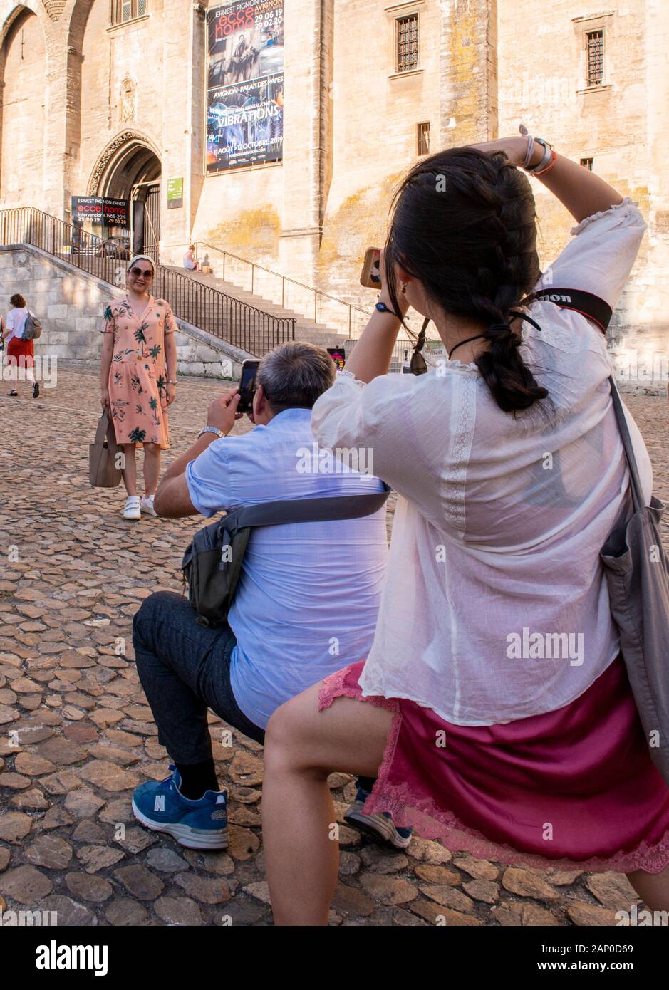 Touristen fotografieren, die in der Kathedrale Notre Dame und Quadrat in Avignon in Frankreich. Stockfoto