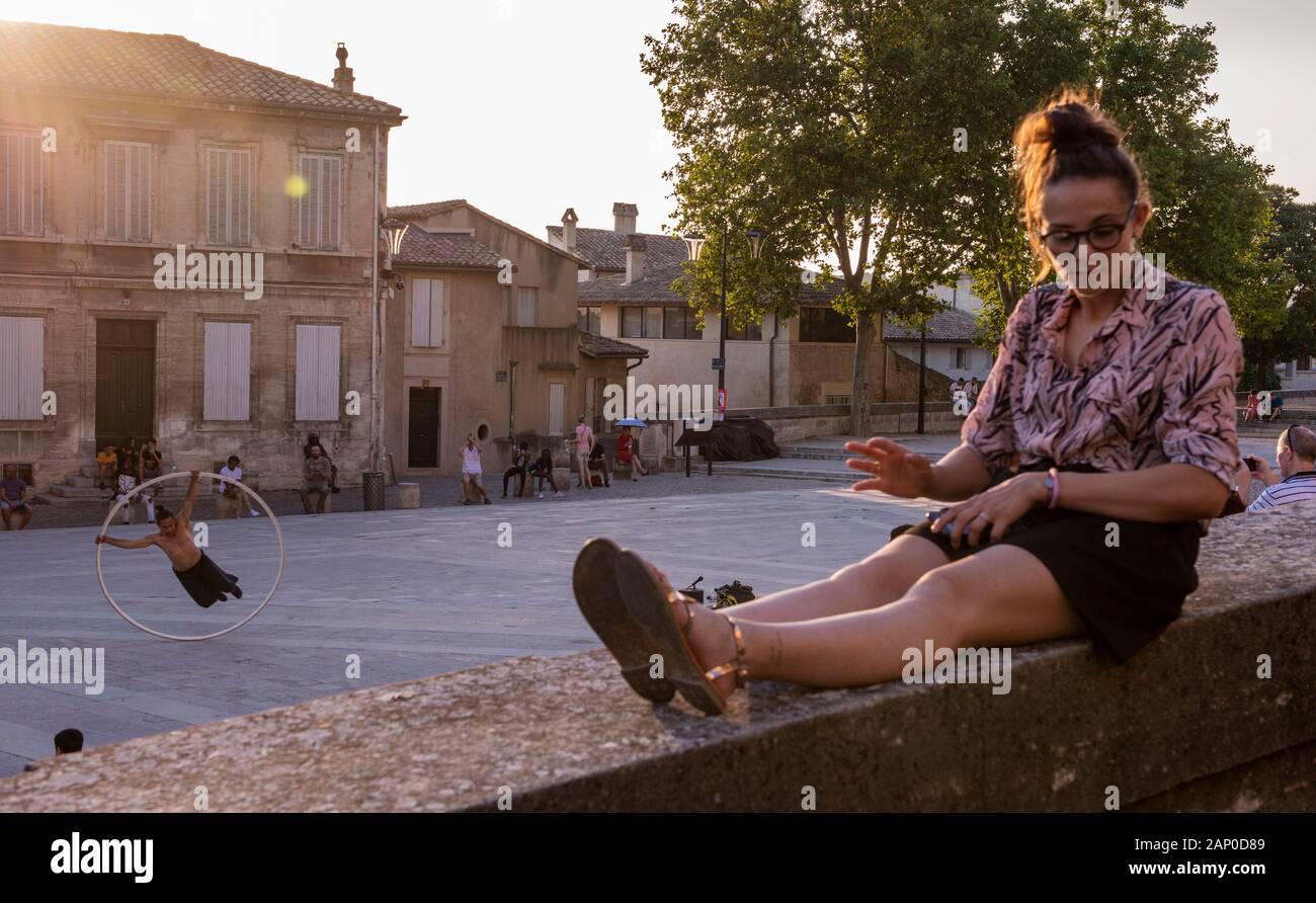 Touristen beobachten Leistung in Quadrat in der Kathedrale Notre Dame und Quadrat in Avignon in Frankreich. Stockfoto