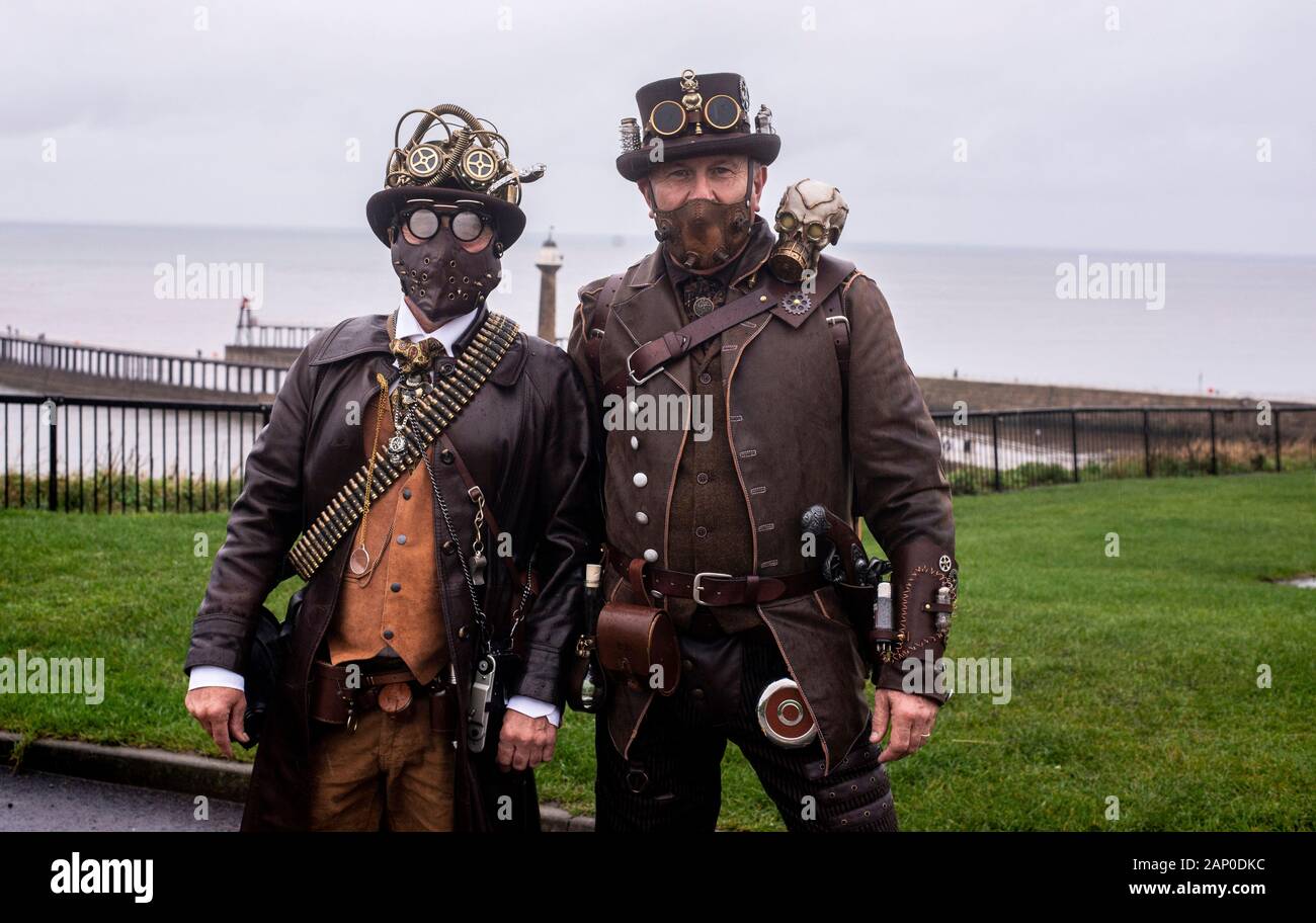 Zwei Freunde in traditionellen Goth Kostüme an der Whitby Goth Wochenende Festival in Whitby in North Yorkshire. Stockfoto