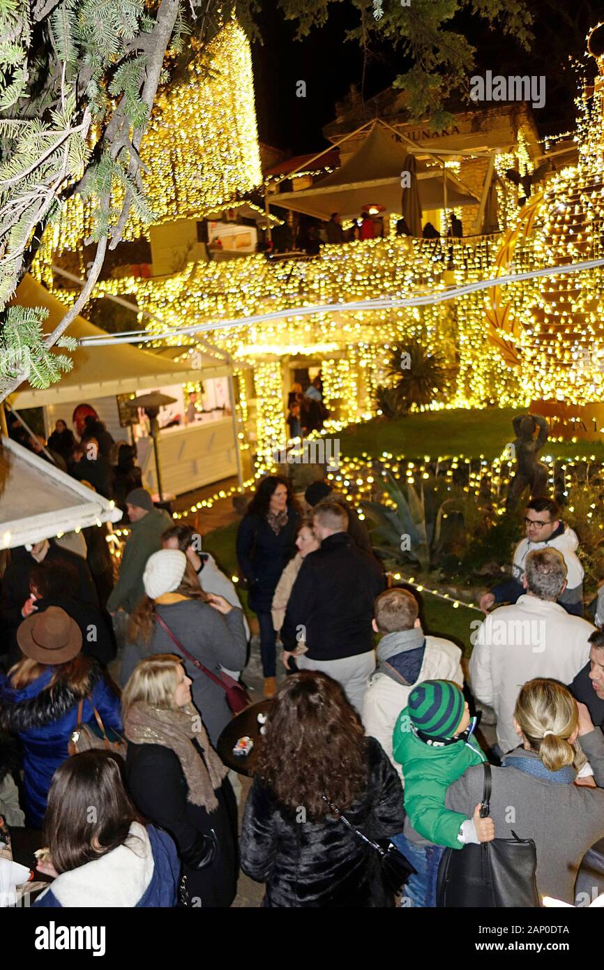 Pre-Christmas Nacht fest im Vintage Caffe, 'Trsatska Gradina" (Trsat Burg), Rijeka, Kroatien. Stockfoto