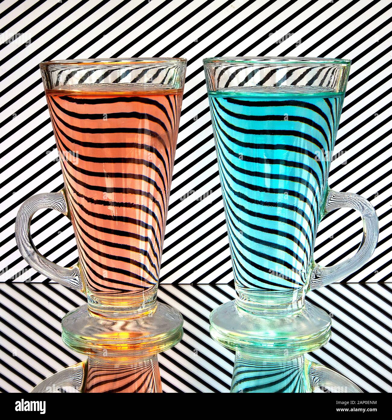 Ein Bild, das optische Effekte in Glas und Wasser sowohl für künstlerische als auch für pädagogische Zwecke demonstriert. Stockfoto