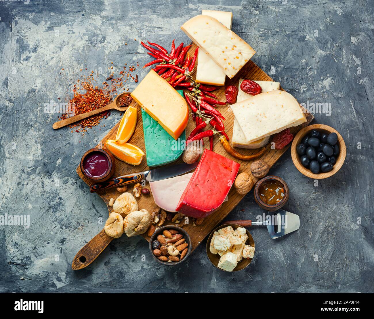 Kochplatten aus Holz mit verschiedenen Käsesorten auf dem Tisch Stockfoto
