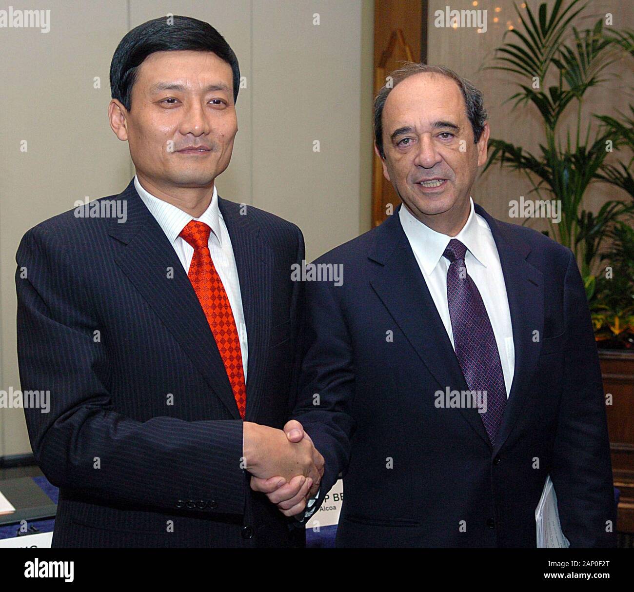 Xiao Yaqing aus der Aluminium Corporation of China und Alain J P Belda von Alcoa auf einer Pressekonferenz in London nach einem $ 14 Milliarden Angebot durch Aluminium Corporation of China, oder Chinalco und Aluminium Corporation of America, Alcoa, zu 12 Prozent von Rio Tinto's London Aktien erwerben die Voraussetzungen für einen erbitterten Kampf um die Kontrolle über die Firma. Stockfoto