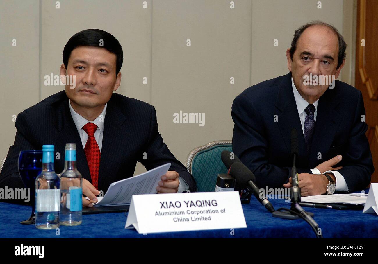 Xiao Yaqing aus der Aluminium Corporation of China und Alain J P Belda von Alcoa auf einer Pressekonferenz in London nach einem $ 14 Milliarden Angebot durch Aluminium Corporation of China, oder Chinalco und Aluminium Corporation of America, Alcoa, zu 12 Prozent von Rio Tinto's London Aktien erwerben die Voraussetzungen für einen erbitterten Kampf um die Kontrolle über die Firma. Stockfoto