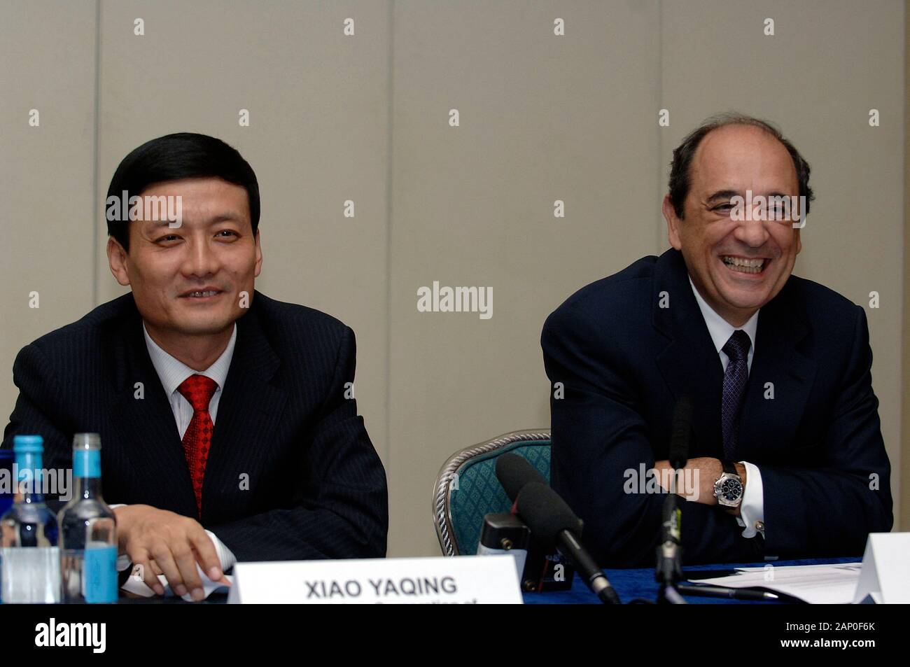 Xiao Yaqing aus der Aluminium Corporation of China und Alain J P Belda von Alcoa auf einer Pressekonferenz in London nach einem $ 14 Milliarden Angebot durch Aluminium Corporation of China, oder Chinalco und Aluminium Corporation of America, Alcoa, zu 12 Prozent von Rio Tinto's London Aktien erwerben die Voraussetzungen für einen erbitterten Kampf um die Kontrolle über die Firma. Stockfoto