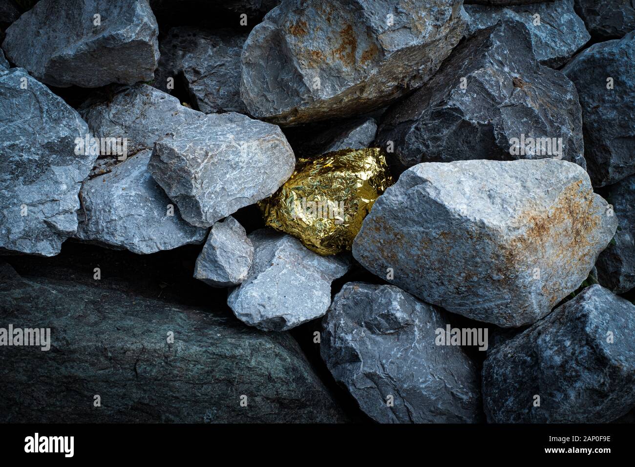 Gold Nugget und grauer Granit Stein Hintergrund Stockfoto