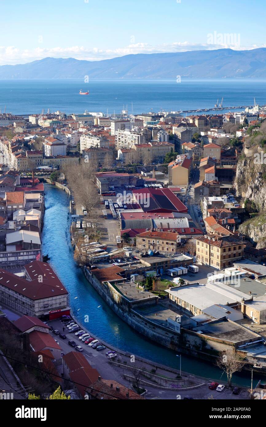 Rijeka, Kroatien. Blick auf die Kvarner Bucht und ein Teil der alten (vor allem aufgegeben) Industriegebiet der Stadt an den Ufern des Fluss Rječina. Stockfoto