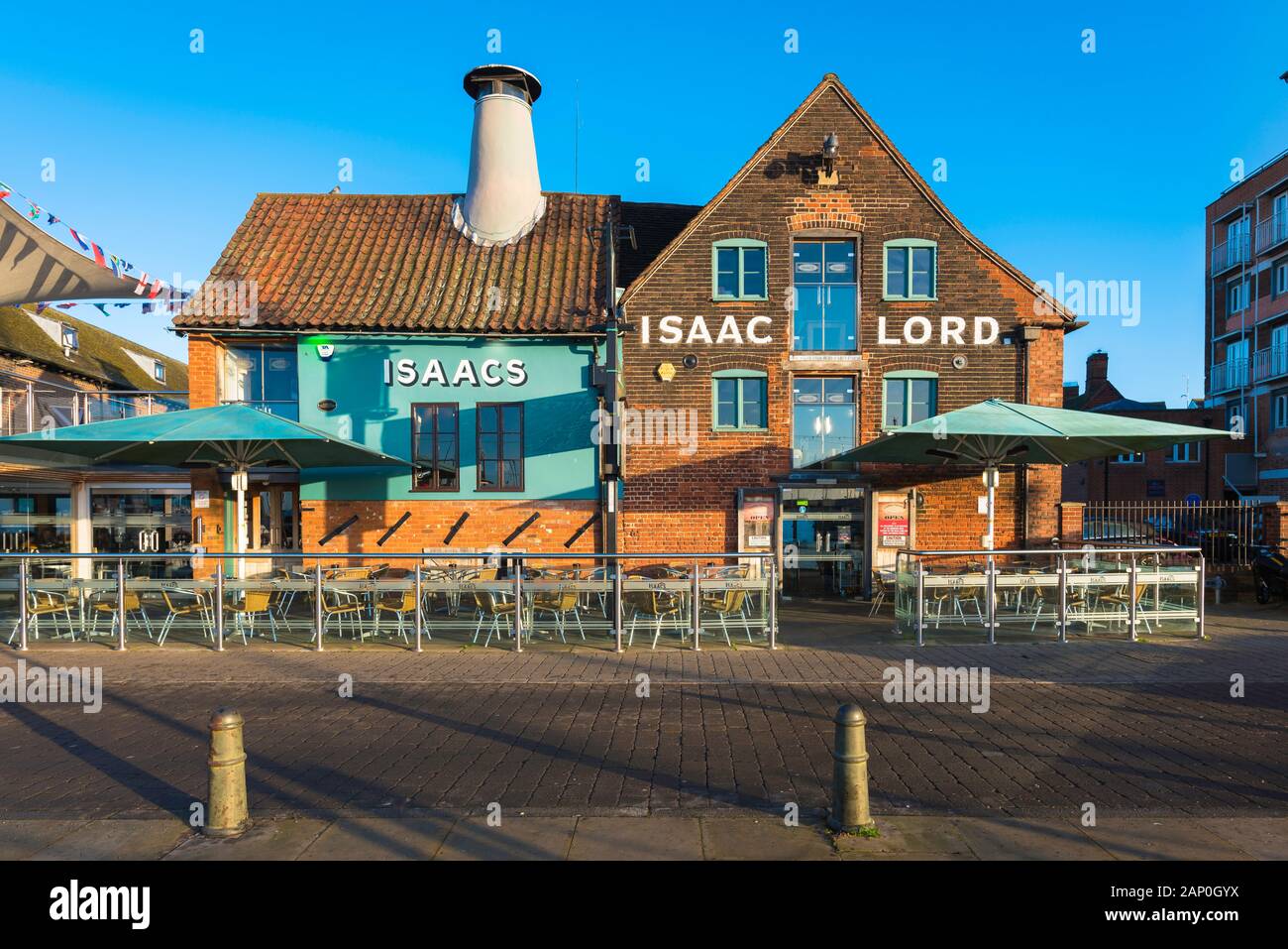 England-Pub, Blick auf das historische Isaac Lord Pub entlang der Küste in Ipswich Marina, Suffolk, England, Großbritannien Stockfoto
