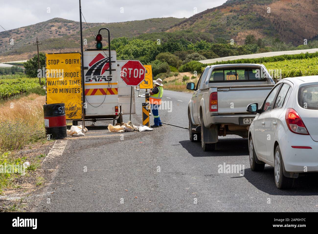 Riebeek West, Südafrika. Dezember 2019. Traffic Control mit Stop Board steuert Verkehr an einem viel befahrenen Highway in der Western Cape, Südafrika. Stockfoto