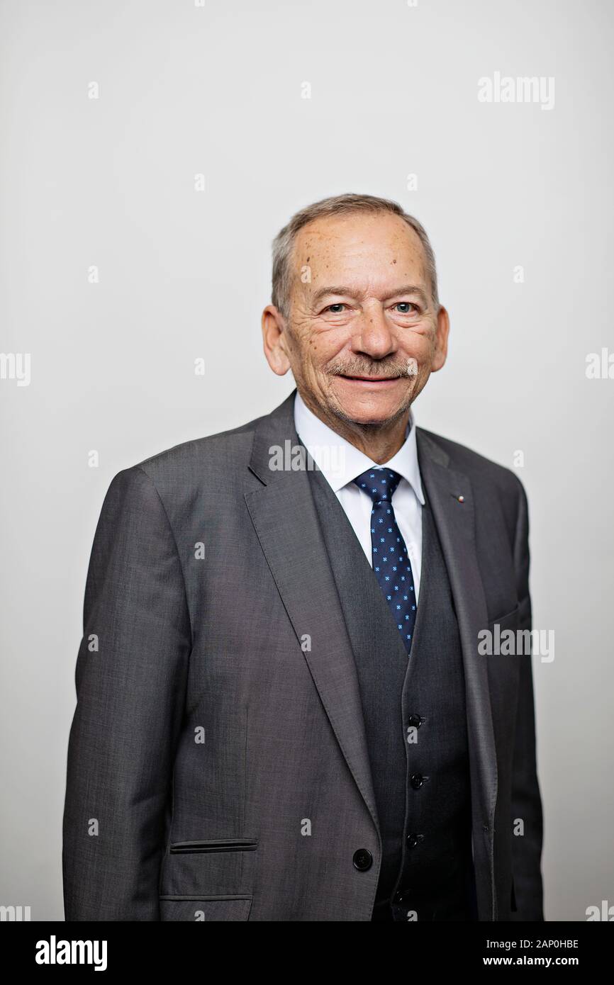 *** Foto *** Jaroslav Kubera Bürgerlichen Demokraten (ODS), Vorsitzender od der Senat der Tschechischen Republik, posiert für die Fotografen im Sitz der S Stockfoto