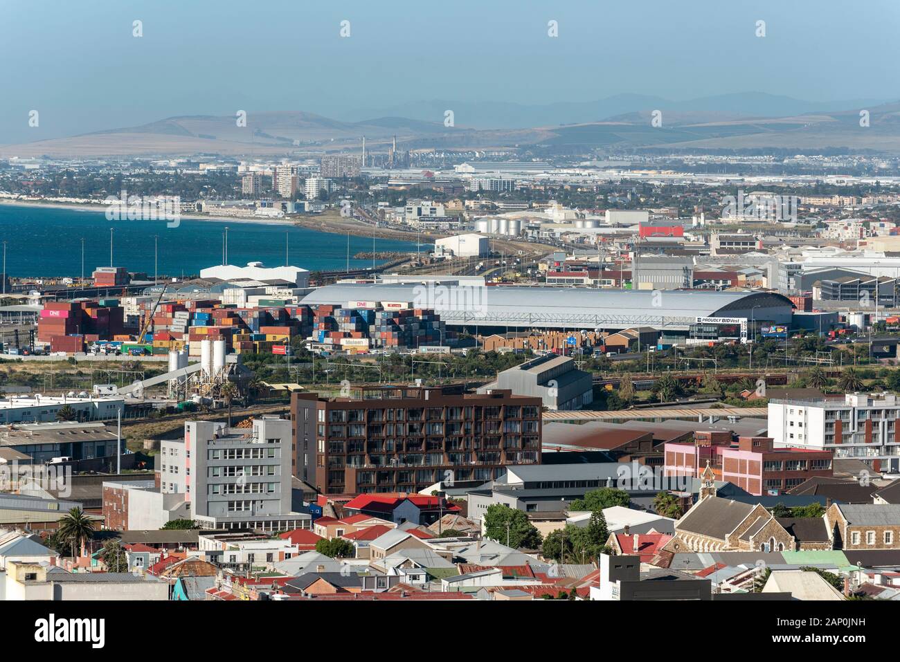 Kapstadt Waterfront. Dezember 2019. Einen Überblick über Kapstadt Hafen und Docks in Richtung Westküste und im Landesinneren. Stockfoto
